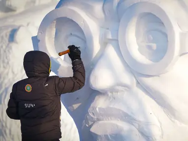 Kontestan mengerjakan pahatan salju dalam kompetisi pahatan salju Harbin ke-25 di taman Pameran Seni Pahatan Salju Internasional Pulau Matahari di Harbin, Provinsi Heilongjiang, China, 12 Januari 2020. Kontestan dari 10 negara dan kawasan berpartisipasi dalam kompetisi tersebut. (Xinhua/Wang Song)