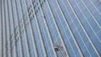 Tangga dinas pemadam kebakaran Korea Selatan berusaha mendekati pemanjat gedung, Alain Robert di Menara Lotte World, Seoul (6/6). Alain Robert dicegat dan diamankan petugas saat berusaha menaklukan Menara Lotte World. (AFP/Ed Jones)