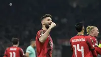 Olivier Giroud dari AC Milan melakukan selebrasi usai mencetak gol pembuka timnya pada laga leg pertama babak 16 besar Liga Europa antara AC Milan dan Slavia Praha di Stadion San Siro, di Milan, Italia, Kamis, 7 Maret 2024. (AP Photo/ Antonio Calanni)