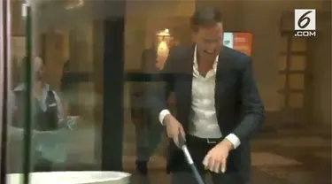 Video PM Belanda, Mark Rutte viral di media sosial. Ia mengepel sendiri kopi yang tak sengaja ia tumpahkan di lantai gedung parleman.