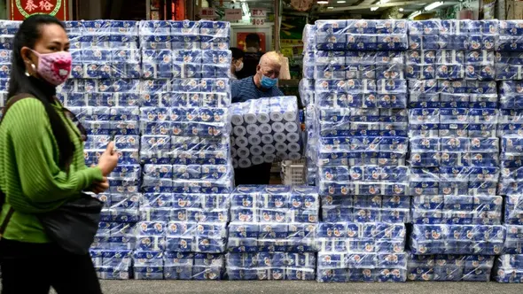 Tisu toilet menjadi barang berharga kini di Hong Kong lantaran kepanikan warga akan Virus Corona. (Source: AFP)