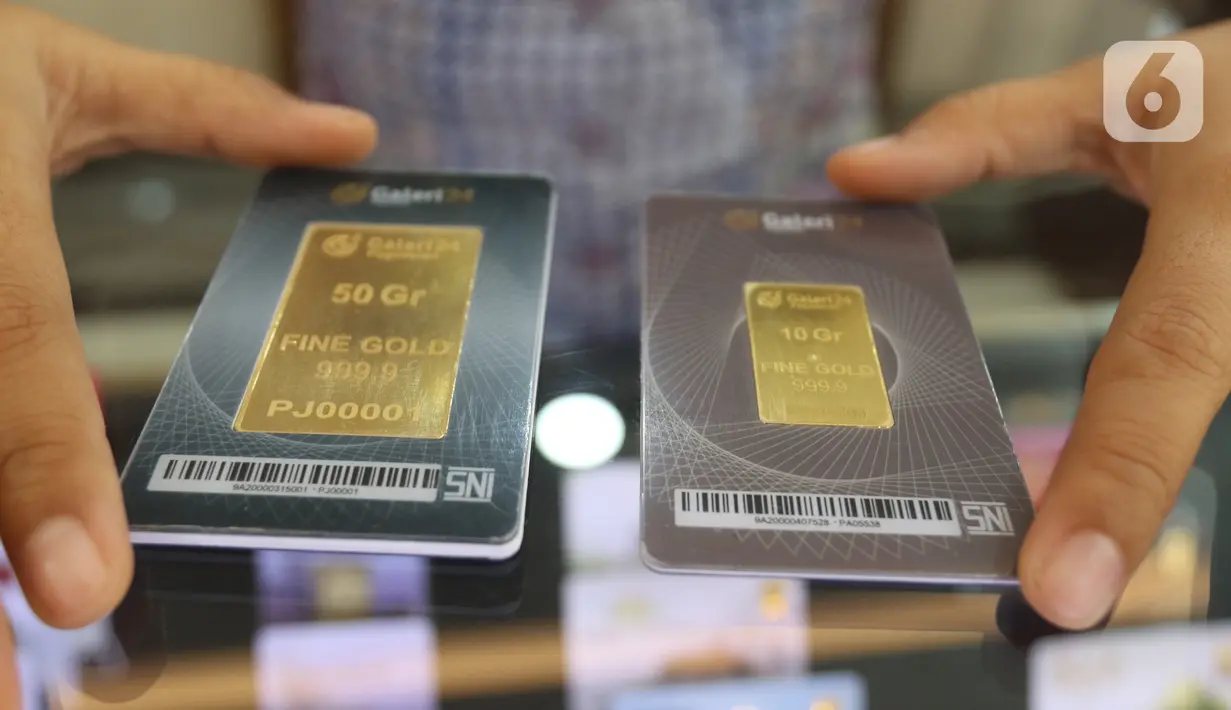 Petugas memperihatkan emas batangan yang dijual di Galeri 24 Pegadaian, Jakarta, Jumat (25/3/2022). Harga emas Antam di Pegadaian kembali naik. Hari ini harga emas Antam naik Rp 6.000 menjadi Rp 1 juta per gram, pada 25 Maret 2022. (Liputan6.com/Angga Yuniar)