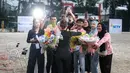 Selebritas Indonesia, Aqeela Calista berjumpa dengan para fansnya setelah memenangkan cabor panahan Turnamen Olahraga Selebriti Indonesia (TOSI) Season 3 yang berlangsung di Arthayasa Stable, Depok, Jawa Barat, Jumat (01/11/2024). (Bola.com/Bagaskara Lazuardi)