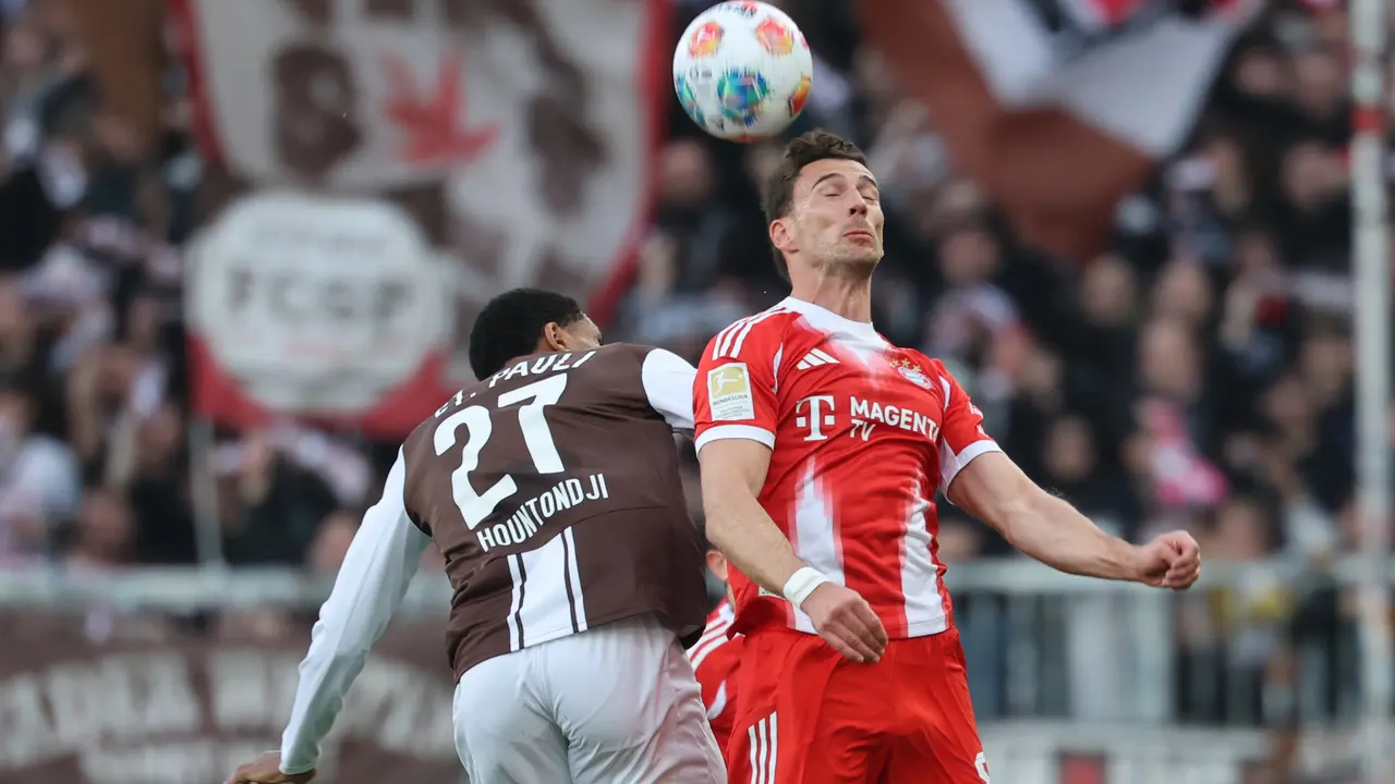 Pemain Bayern Munchen Leon Goretzka (kanan) dan pemain St. Pauli Andreas Hountondji