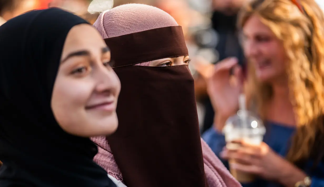 Kelompok Kvinder i Dialog mengadakan demonstrasi menentang denda pertama yang diberikan karena mengenakan cadar di Kopenhagen, Denmark, Jumat (10/8). (Martin Sylvest/Ritzau Scanpix/AFP)