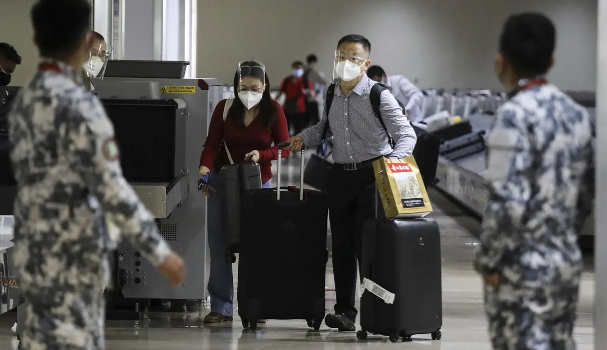 Penumpang asing tiba di Bandara Internasional Manila, Filipina, Kamis (10/2/2022). Filipina mulai hari ini membuka kembali pintu bagi turis asing yang telah divaksinasi penuh Covid-19 setelah hampir dua tahun menutup perbatasannya. (AP Photo/Basilio Sepe)