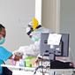 Petugas medis melakukan screening terhadap warga yang mengikuti swab test massal di Rumah Sakit Universitas Indonesia (RSUI), Depok, Jawa Barat, Selasa (2/6/2020). Swab test massal untuk mengantisipasi penyebaran COVID-19 ini dapat memeriksa 180 orang per hari. (Liputan6.com/Herman Zakharia)