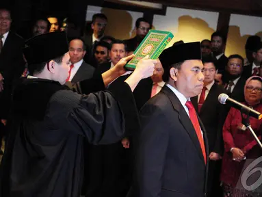 Saefullah resmi dilantik Plt Gubernur DKI Jakarta Basuki Tjahaja Purnama (Ahok) menjadi Sekda DKI Jakarta yang baru, Jakarta, Jumat (11/7/2014) (Liputan6.com/Faizal Fanani)