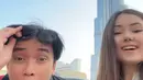Hubungan Billy Syahputra dan pacar bulenya ini sukses menarik perhatian banyak orang. Dari perayaan ultah Billy Syahputra hingga momen liburan mereka, pasangan ini terlihat saling mendukung dan menikmati waktu berkualitas bersama. Dubai pun menjadi saksi perjalanan cinta mereka yang semakin erat. (Liputan6.com/IG/@vika.kolesnaya)