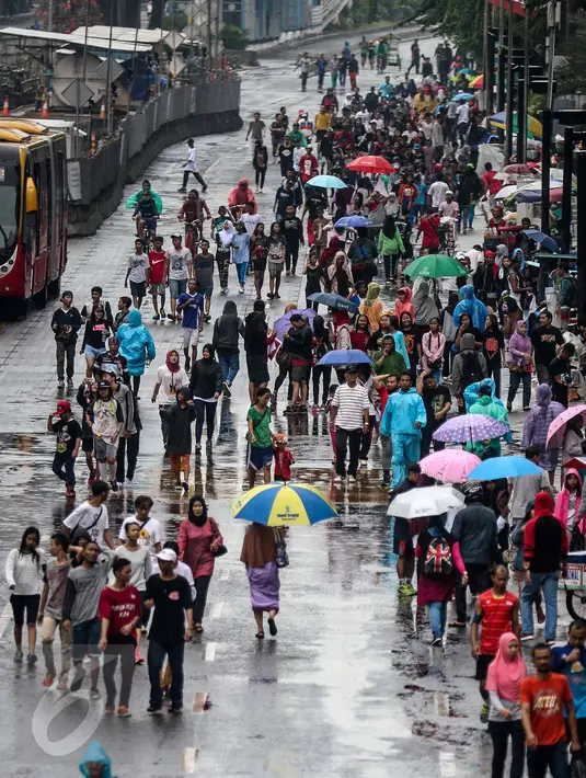 Suasana CFD saat hujan rintik-rintik di kawasan Bundaran HI, Jakarta, Minggu (13/11). Meski gerimis di kawasan tersebut mereka tak surut untuk berolahraga. (Liputan6.com/Faizal Fanani)