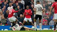 Kobbie Mainoo dari Manchester United, kiri, mencetak gol ketiga timnya selama pertandingan Liga Inggris antara Manchester United dan Liverpool di Manchester, Inggris, Minggu, 3 Mei 2026. (AP Photo/Dave Thompson)