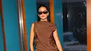 Maia Reficco hadir dengan koleksi Resort 2027, dari twisted rosette tunic, skirt, the small Bunny Knot shoulder bag, multi buckle boots, small Pierced earrings, dan runway flat-top sunglasses. / Foto dok: Tory Burch.
