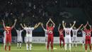 Pemain Indonesia dan Palestina melakukan viking clap pada laga Asian Games di Stadion Patriot, Jawa Barat, Rabu (15/8/2018). Indonesia takluk 1-2 dari Palestina. (Bola.com/Vitalis Yogi Trisna)