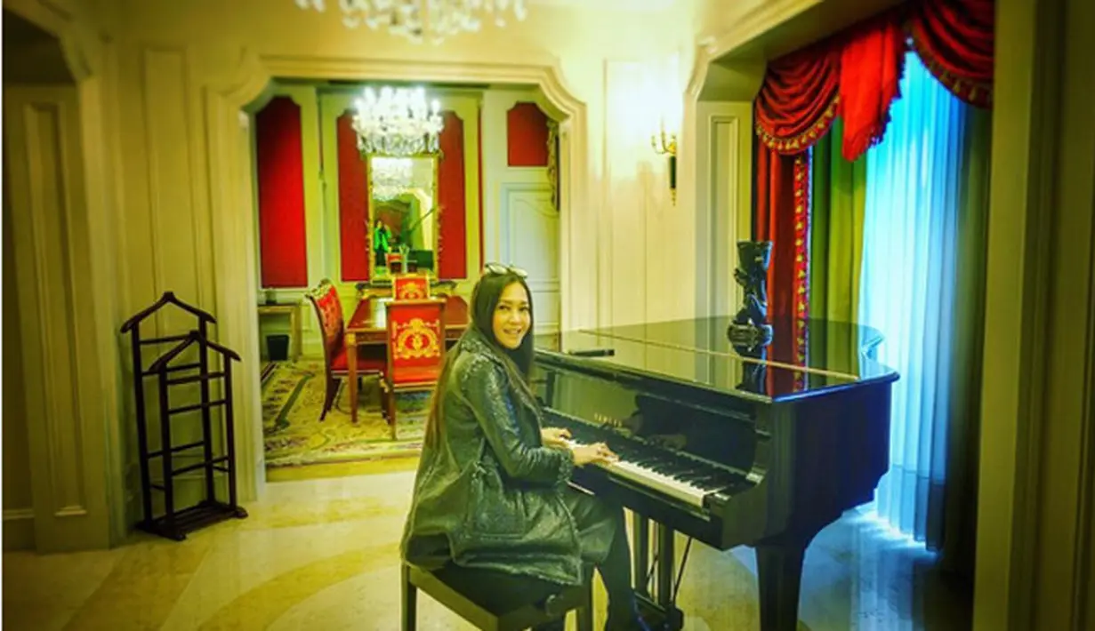 Setelah lama menjanda, beberapa foto Maia Estianty sedang berlibur maupun bekerja ke beberapa daerah. Ibu tiga orang anak itu membagikan kebahagiaannya dengan para penggemarnya melalui media sosial. (Instagram/maiaestiantyreal)