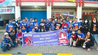 Komunitas Arema Tangerang Raya aktif berkegiatan sosial saat Ramadhan kali ini dengan berbagi takjil jelang berbuka puasa di depan Polsek Jatiuwung, Tangerang, Minggu (25/4/2021). (Bola.com/Istimewa)