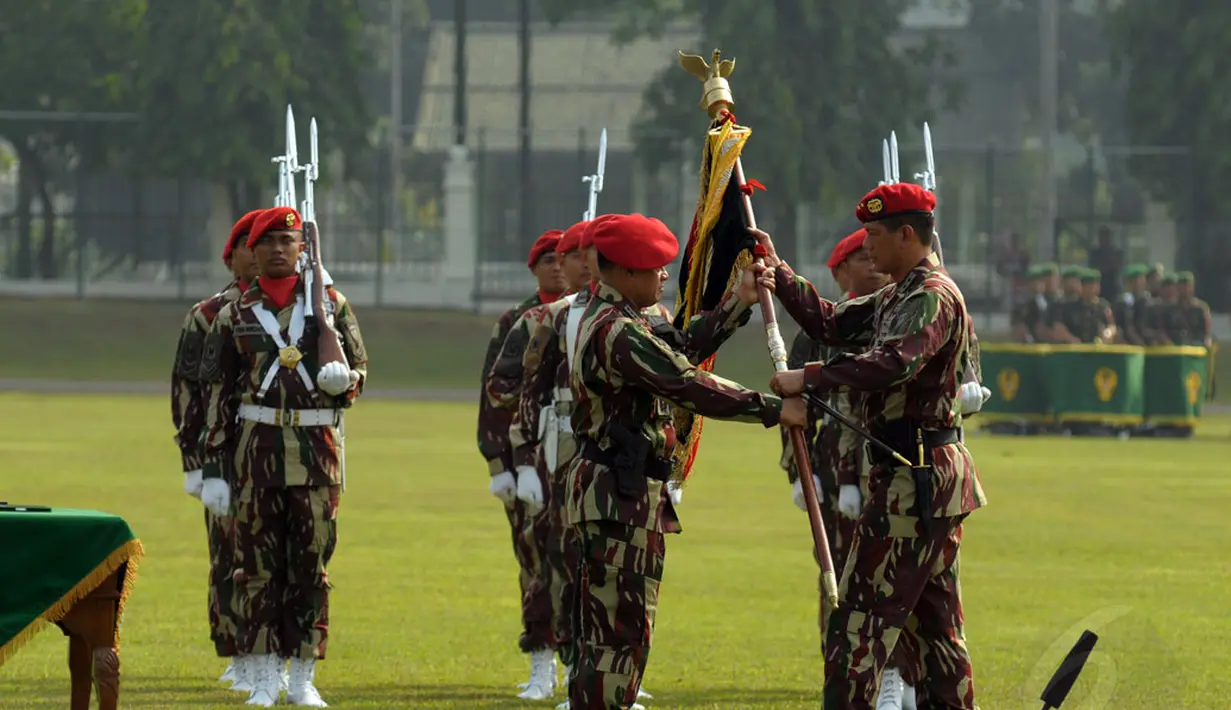 KSAD Jenderal Gatot Nurmantyo (kiri) menyerahkan panji Kopassus kepada Mayjen TNI Doni Monardo saat upacara serah terima jabatan Danjen Kopassus di Markas Kopassus, Cijantung, Jaktim, (24/10/2014). (Liputan6.com/Helmi Fithriansyah)