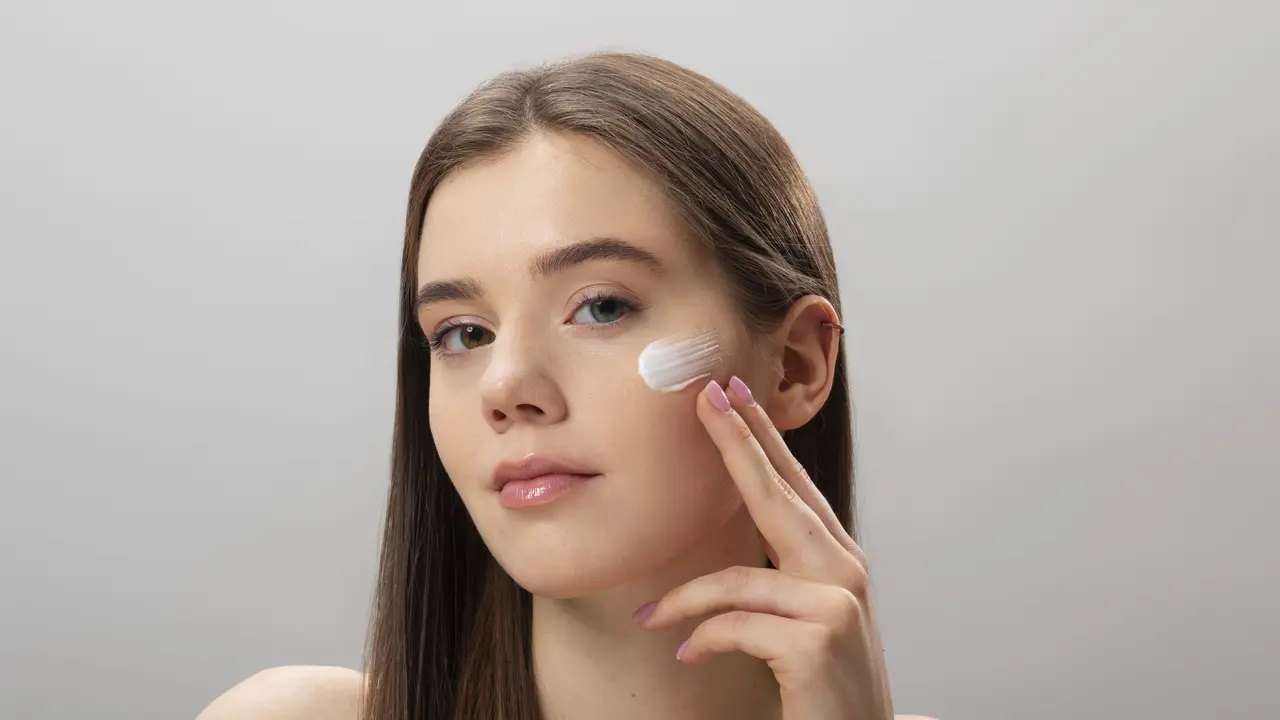 Kenali beberapa manfaat hybrid sunscreen yang bikin kulit tambah sehat