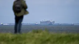 Keputusan ini meredakan kekhawatiran bahwa kapal tersebut dapat tenggelam di dekat jalur pelayaran dan habitat yang dilindungi untuk burung sehingga menyebabkan bencana lingkungan di Laut Wadden. (AP Photo/Peter Dejong)