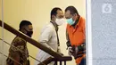 Mantan Sekretaris MA Nurhadi (kanan) saat akan menjalani pemeriksaan penyidik di Gedung KPK, Jakarta, Selasa (30/6/2020). Nurhadi diperiksa sebagai saksi untuk tersangka Direktur MIT Hiendra Soenjoto terkait dugaan suap gratifikasi pengurusan perkara di MA Tahun 2011-2016. (merdeka.com/Dwi Narwoko)