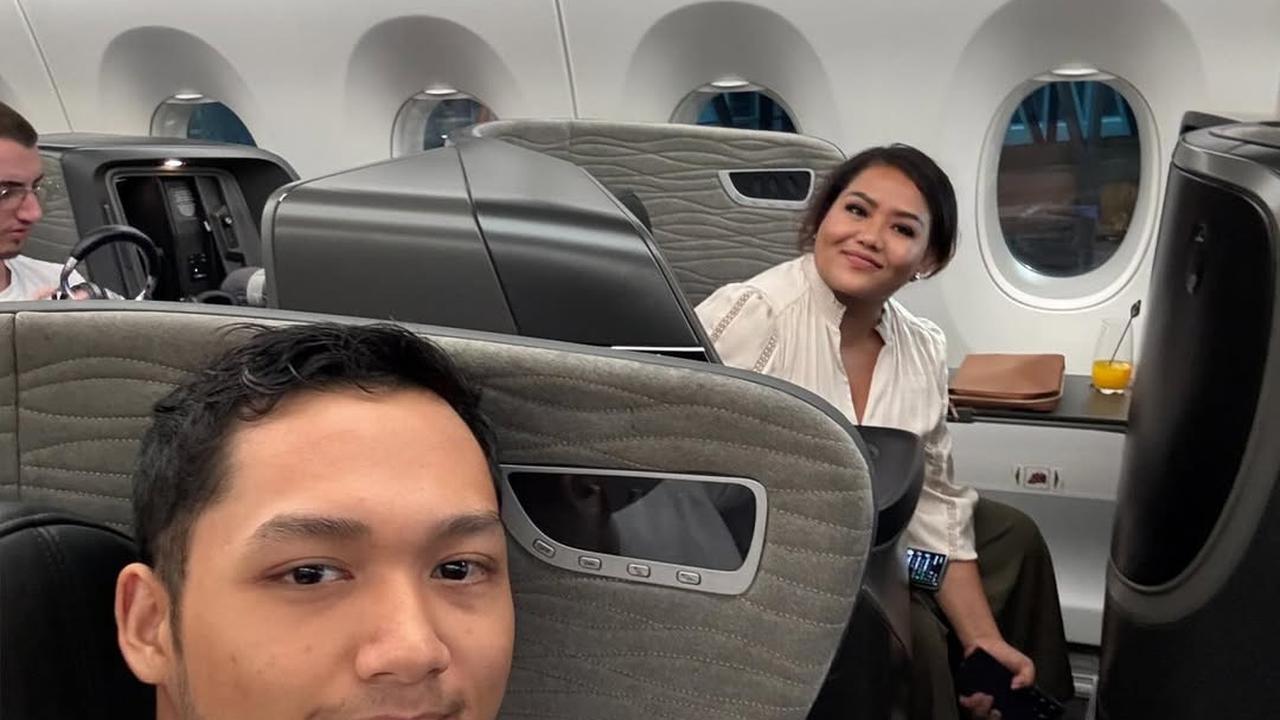 Nggak LDR Lagi, 7 Potret Azriel Hermansyah Bertemu Sarah Menzel di Inggris - Berangkat Bersama Calon Ibu Mertua