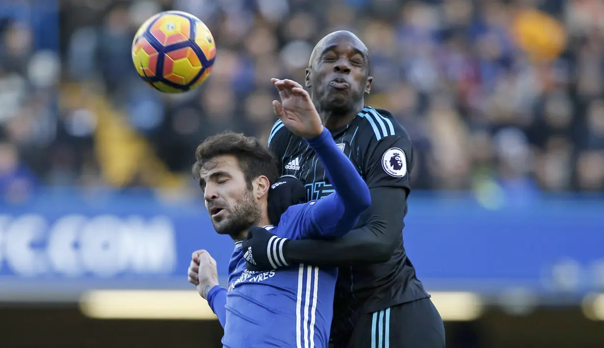 Pemain Chelsea, Cesc Fabregas (kiri) berduel dengan pemain West Bromwich Albion, Allan Nyom pada laga Premier League di  Stamford Bridge, London, (11/12/2016). Chelsea menang 1-0. (AFP/ Adrian Dennis)