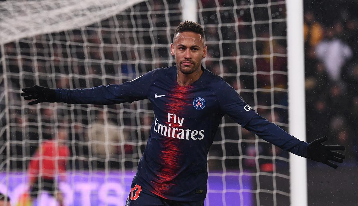 1. Neymar Jr – Neymar Sr memberikan pengaruh besar atas perkembangan karier anaknya. Transfer Neymar Jr dari Santos ke Barcelona tak terlepas dari peran sang ayah. (AFP/Anne-Christine Poujoulat)
