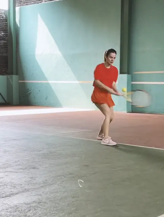Astrid Tiar juga memiliki gaya seru saat berlatih tenis. Dengan crop t-shirt dan prok pleats, tampila cheerful yang dihadirkan bisa jadi inspirasi. (Foto: Instagram/ Astrid Tiar)