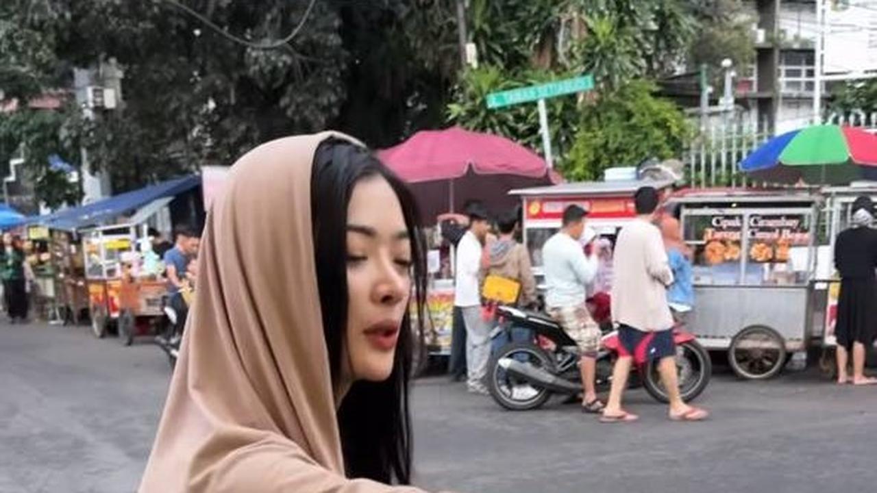 Potret Dara Sarasvati Berburu Takjil, Tiba-tiba Dipantunin Kang Parkir Berujung Beri Uang Rp100 Ribu
