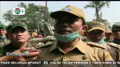 Seorang warga terpaksa diamankan petugas saat dilakukannya penertiban bangunan liar di kawasan Cilincing, Jakarta Utara.