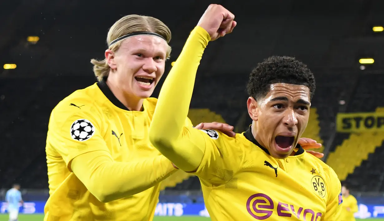 Gelandang Borussia Dortmund, Jude Bellingham (kanan) melakukan selebrasi usai mencetak gol ke gawang Manchester City dalam laga leg kedua perempatfinal Liga Champions 2020/2021 di Signal Iduna Park, Dortmund, Rabu (14/4/2021). Dortmund kalah 1-2 dari Manchester City. (AFP/Ina Fassbender/Pool)