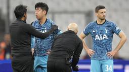 Son Heung-min mengalami cedera di bagian wajah setelah berbenturan dengan pemain Marseille, Chancel Mbemba pada menit ke-40. (AP/Daniel Cole)