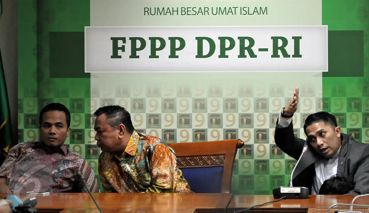 Anggota DPR Fraksi PPP, Ivan Haz (kanan) didampingi Ketua Fraksi PPP Hasrul Azwar (tengah) memberikan keterangan pers di Kompleks Parlemen, Senayan, Jakarta, Jumat (9/10). Ivan membantah menganiaya PRTnya, Topiah. (Liputan6.com/Johan Tallo)