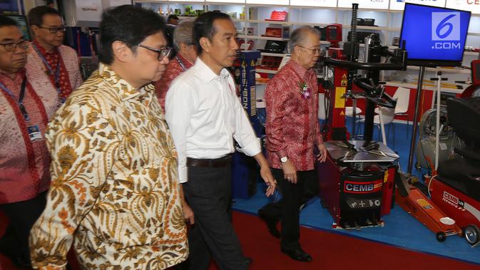 Presiden Jokowi, Menteri Perindustrian Airlangga Hartarto dan Ketua Umum GAIKINDO, Yohannes Nangoi meninjau pameran pada pembukaan GAIKINDO Indonesia International Auto Show (GIIAS) 2018 di ICE BSD, Tangerang, Kamis (2/8).  (Liputan6.com/Fery Pradolo)