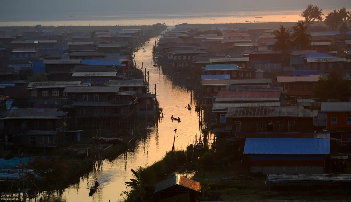 Masyarakat beraktivitas menggunakan perahu di kampung terapung Danau Inle, Negara Bagian Shan, Myanmar, Senin (18/2). Kampung nelayan ini menjadi daya tarik utama bagi para wisatawan. (Ye Aung THU/AFP)