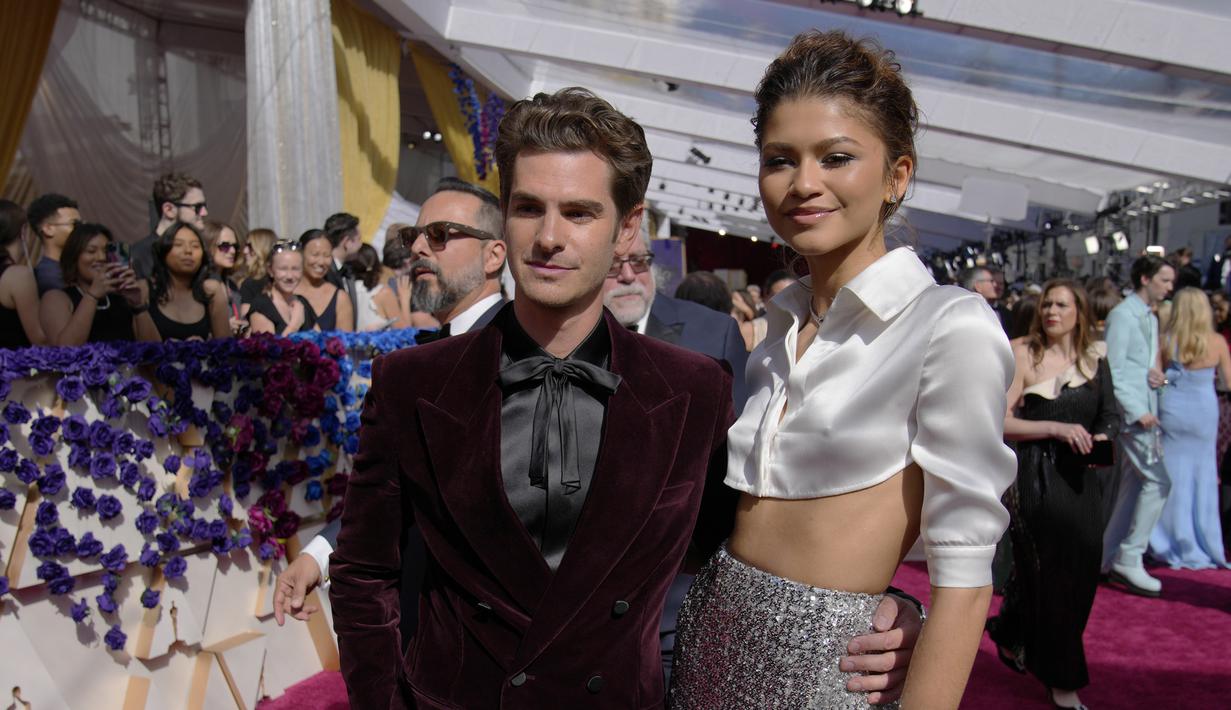 Andrew Garfield (kiri) dan Zendaya tiba pada perhelatan Academy Awards ke-94 atau disebut juga Piala Oscar 2022di Dolby Theatre di Los Angeles Minggu (27/3/2022). (AP Photo /John Locher)