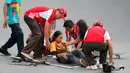 Tim medis menolong skateboarder Malaysia Christina Grace Lai yang cedera saat pemanasan jelang final taman putri Asian Games 2018 di Palembang, Rabu (29/8). Atlet 13 tahun itu terjatuh dengan posisi tertelungkup dan tak bisa bangun lagi (AP/Vincent Thian)