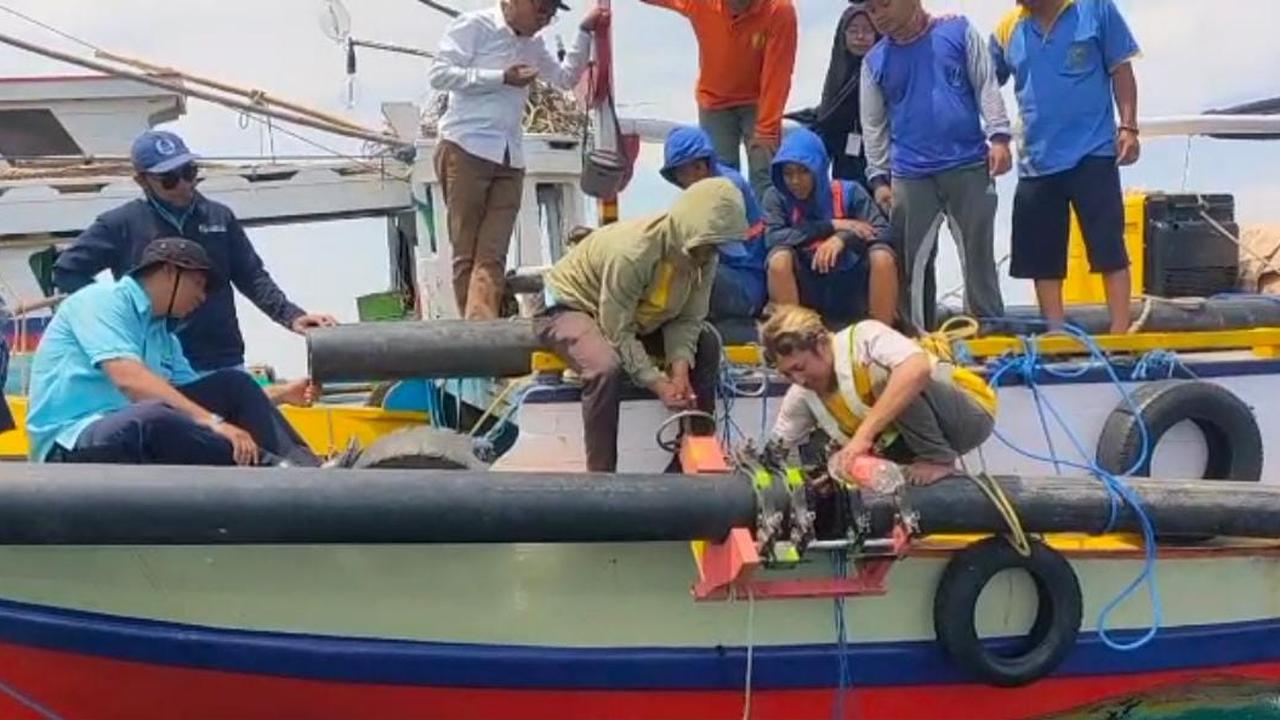 Proses Perbaikan pipa PDAM Probolinggo yang rusak dihantam jangkar kapal.(Istimewa)