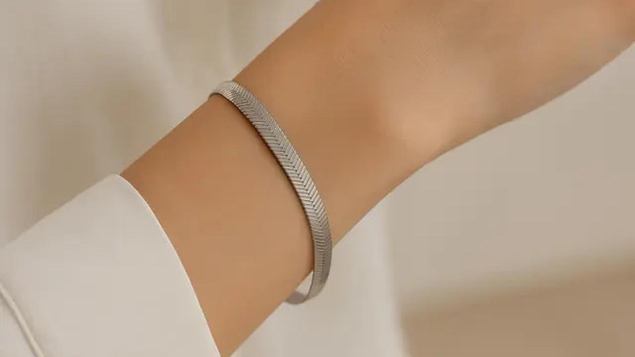 10 Model Gelang Rantai Titanium Terbaru, Jadi Perhiasan Wanita yang Hits untuk Segala Usia di 2025