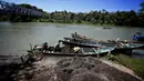 Penambang membongkar muatan pasir dari perahu ke pinggir Sungai Luk Ulo, Kabupaten Kebumen, Jawa Tengah, Sabtu (05/5). Aktivitas menambang pasir secara tradisional telah berjalan belasan tahun. (Liputan6.com/Fery Pradolo)