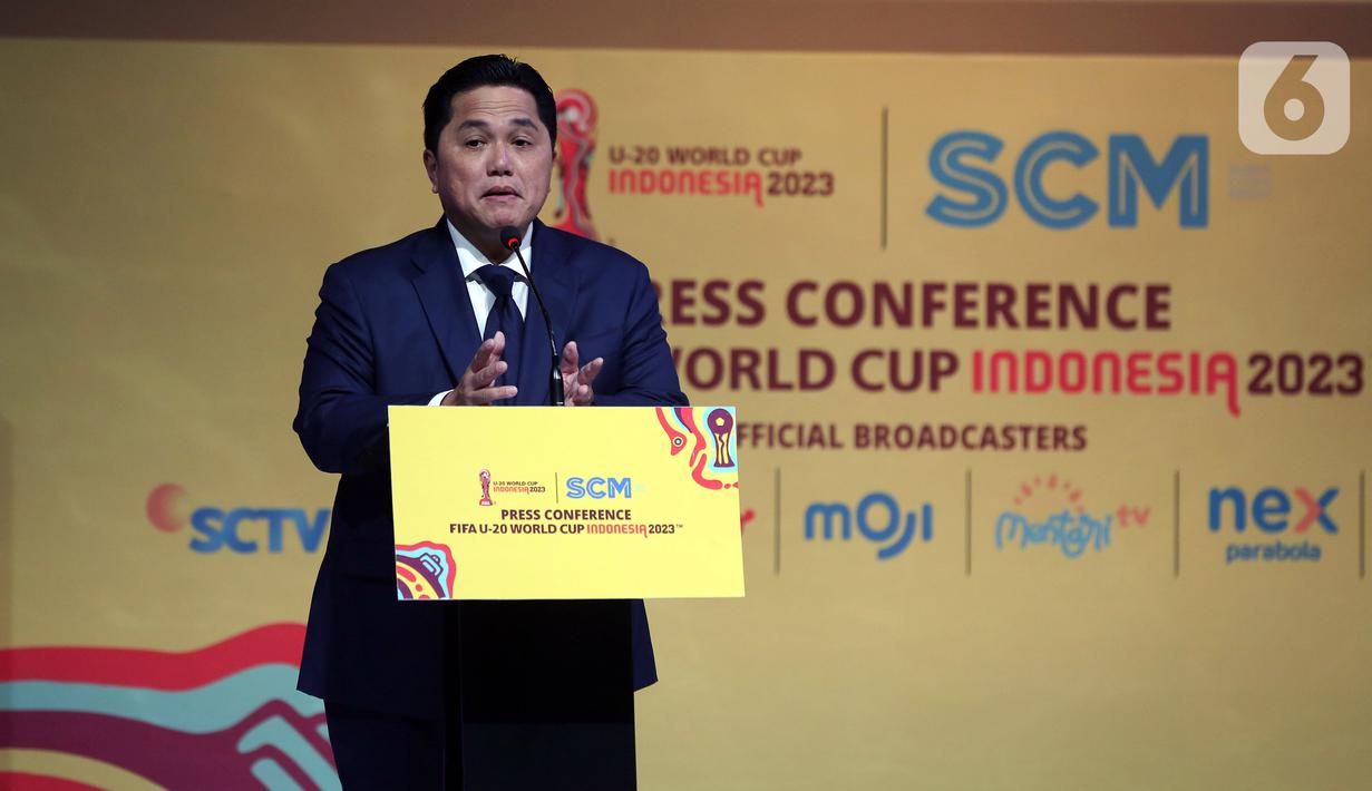 Ketua PSSI sekaligus Menteri BUMN Erick Tohir memberikan keterangan dalam jumpa pers di SCTV Tower saat menggelar Jumpa Pers di SCTV Tower, Jakarta, Selasa (28/2/2023). Jumpa pers tersebut terkait Perhelatan Piala Dunia U-20 2023 ini akan disiarkan langsung Emtek Group lewat SCM. Pecinta bola di Indonesia bisa menyaksikan seluruh pertandingan melalui SCTV, INDOSIAR, VIDIO, MOJI, Mentari TV, Nex Parabola, dan Champions TV. (Liputan6.com/Johan Tallo)
