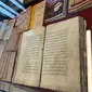 Al-Qur'an Tulis Tangan Sejak Tahun 1800 (Dewi Divianta/Liputan6.com)