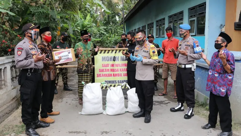 Kapolres Kebumen menyerahkan bantuan sembako untuk Ponpes Nurul Hidayah yang dikarantina atau lockdown akibat Covid-19. (Foto: Liputan6.com/Humas Polres Kebumen)
