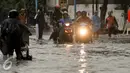 Sejumlah kendaraan nekat melewati jalan yang tergenang air mencapai 80 cm di Jalan Kemang, Jakarta, Jumat (11/11). Diguyur hujan deras, Jalan Kemang Raya kembali tegenang air. (Liputan6.com/Yoppy Renato)