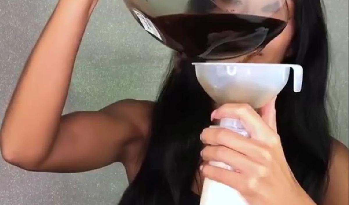 <b>4. Tambahkan Larutan Kopi dan Teh</b>