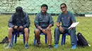 Pelatih Timnas Indonesia U-19, Indra Sjafri (tengah) saat menyeleksi pesepakbola muda dari SSB se Jakarta di Lapangan Wisma Aldiron, Jakarta, Kamis (23/2). 30 pemain adu kemampuan untuk masuk Timnas Indonesia U-19. (Liputan6.com/Helmi Fithriansyah)