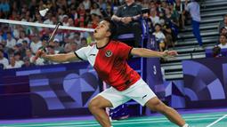 Pebulutangkis Indonesia, Anthony Sinisuka Ginting berusaha menempatkan bola di depan net saat menghadapi wakil Prancis, Toma Junior Popov pada laga terakhir Grup H nomor tunggal putra cabor bulutangkis Olimpiade Paris 2024 di Porte de la Chapelle Arena, Paris, Rabu (31/7/2024). Anthony Sinisuka Ginting kalah rubber-game 19-21, 21-17 dan 15-21. (Dok. NOC Indonesia/Naif Muhammad Al'as)
