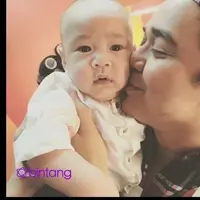 Raffi Ahmad mengunggah foto Rafathar, dalam foto itu anak Raffi Ahmad tersebut digendong oleh seseorang yang mirip Olga Syahputra. Siapakah sosok tersebut sebenarnya?