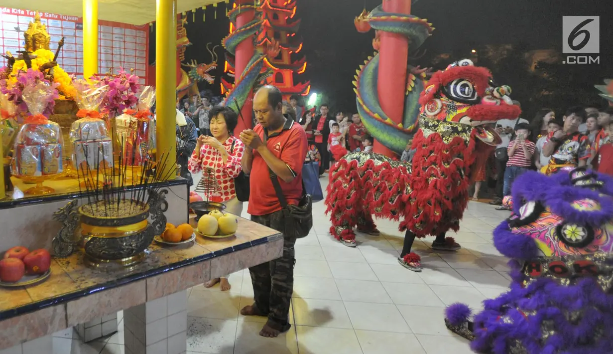 Barongsai melakukan persembahyangan di Vihara Kwan In Thang, Pondok Cabe, Tangsel, Banten, Senin (4/2). Sembahyang jelang Tahun Baru Imlek 2570 itu sebagai ungkapan syukur atas segala rejeki dan keselamatan dari Tuhan. (Merdeka.com/Arie Basuki)