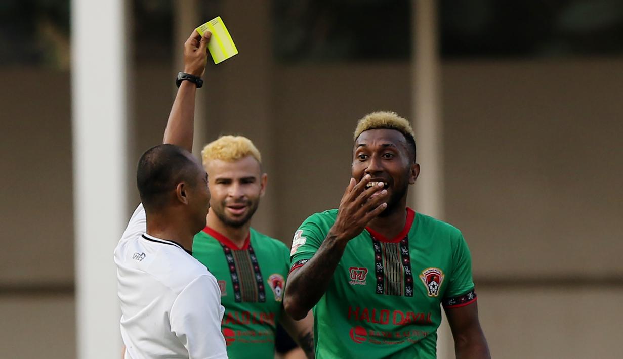 Sang wasit Oki Dwi Putro Senjaya pun sontak meniup peluit dan menghampiri penyerang Kalteng Putra itu sembari mengeluarkan kartu. (Bola.com/M Iqbal Ichsan)