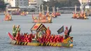 Sejumlah kapal mengikuti prosesi Royal Barge di Sungai Chao Phraya, Bangkok, Kamis (12/12/2019). Acara ini merupakan prosesi akhir penobatan Raja Thailand Maha Vajiralongkorn. (AP Photo/Sakchai Lalit)